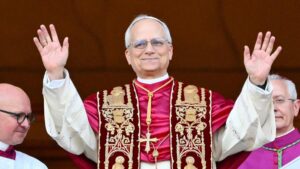 A Igreja Católica elegeu seu 267º papa, Leão XIV, anteriormente conhecido como Robert Francis Prevost. Ele é o primeiro papa dos Estados Unidos e também o primeiro agostiniano a assumir o pontificado. Sua trajetória é marcada por décadas de missão no Peru, destacando-se por sua conexão profunda com a América Latina. Em seu início de papado, Leão XIV enfatizou valores como paz, inclusão e justiça social. Um Papa Histórico Em 8 de maio de 2025, a Igreja Católica testemunhou um momento histórico com a eleição de Robert Francis Prevost, agora Papa Leão XIV, o primeiro pontífice estadunidense da história. Nascido em Chicago, Illinois, em 1955, ele traz consigo também a cidadania peruana, adquirida após décadas de missão e trabalho pastoral em território latino-americano. Trajetória Pastoral e Identidade Latino-Americana Prevost ingressou na Ordem de Santo Agostinho, tornando-se o primeiro agostiniano a alcançar o pontificado. Seu ministério pastoral é amplamente marcado pela América Latina, especialmente pelo Peru, onde viveu e trabalhou por mais de 40 anos. Durante seu tempo em solo peruano, serviu nas cidades de Piura, Chulucanas, Trujillo e, finalmente, Chiclayo, onde foi bispo de 2015 até 2023. Sua atuação próxima ao povo peruano o tornou conhecido por uma visão pastoral centrada na justiça social e no cuidado com os mais vulneráveis. Fluente em espanhol e quechua, idiomas falados amplamente no Peru, o novo papa possui forte vínculo cultural com as comunidades locais, o que promete influenciar diretamente sua abordagem pastoral como líder da Igreja Católica. Eleição e Primeiros Momentos como Pontífice Leão XIV foi eleito na quarta votação do conclave, tradicionalmente realizado na Capela Sistina, Vaticano. A fumaça branca que anunciou sua eleição foi recebida com júbilo pelos milhares de fiéis reunidos na Praça São Pedro. O anúncio foi feito pelo cardeal Dominique Mamberti, e logo em seguida Leão XIV surgiu na varanda central da Basílica de São Pedro para pronunciar a bênção “Urbi et Orbi”. Em seu discurso inaugural, Leão XIV agradeceu profundamente ao Papa Emérito Francisco e reiterou o compromisso de continuar com as reformas e o modelo de "Igreja sinodal" proposto por seu predecessor, buscando uma instituição mais inclusiva e dialogante com o mundo contemporâneo. Os Desafios de seu Pontificado Leão XIV assume o papado em tempos complexos para a Igreja, enfrentando o desafio de prosseguir com reformas internas iniciadas por Francisco. Questões como a secularização crescente, temas morais e sociais controversos, e a necessidade de uma Igreja mais participativa estarão na pauta central de seu pontificado. O novo pontífice terá ainda que lidar com demandas globais pela justiça social, fortalecimento dos direitos humanos, proteção ambiental e uma abordagem pastoral renovada e aberta ao diálogo, especialmente com jovens e populações marginalizadas. Expectativas para o Futuro O pontificado de Leão XIV é aguardado com expectativa global, especialmente por aqueles que anseiam por uma Igreja Católica mais próxima das realidades sociais do século XXI. Sua eleição simboliza não apenas uma continuidade, mas uma nova oportunidade de renovação e engajamento pastoral efetivo. Em tempos de mudanças aceleradas e profundas divisões sociais, Leão XIV representa a esperança de uma liderança religiosa capaz de dialogar e transformar a realidade social, seguindo os passos e ampliando o legado deixado por seu antecessor, Francisco.
